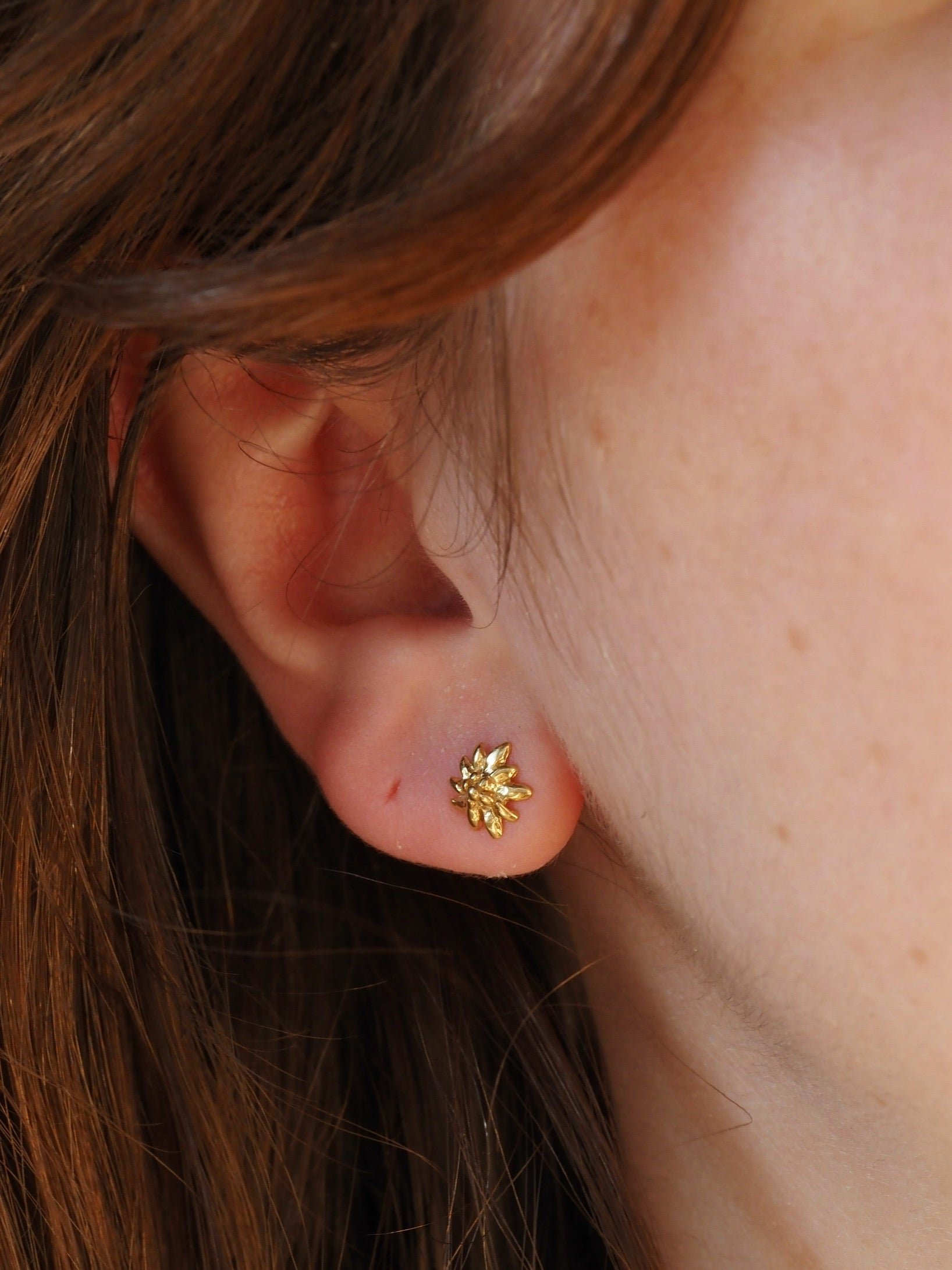 Vintage 18k Gold Flower Studs