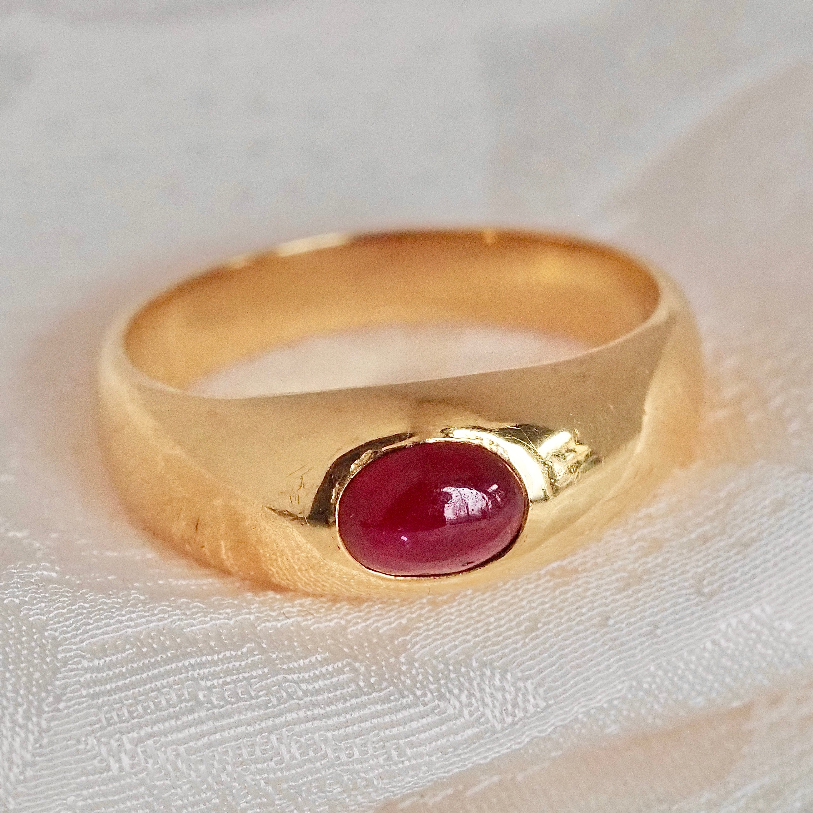 Vintage Ruby Cabochon 18k Gold Dome Ring