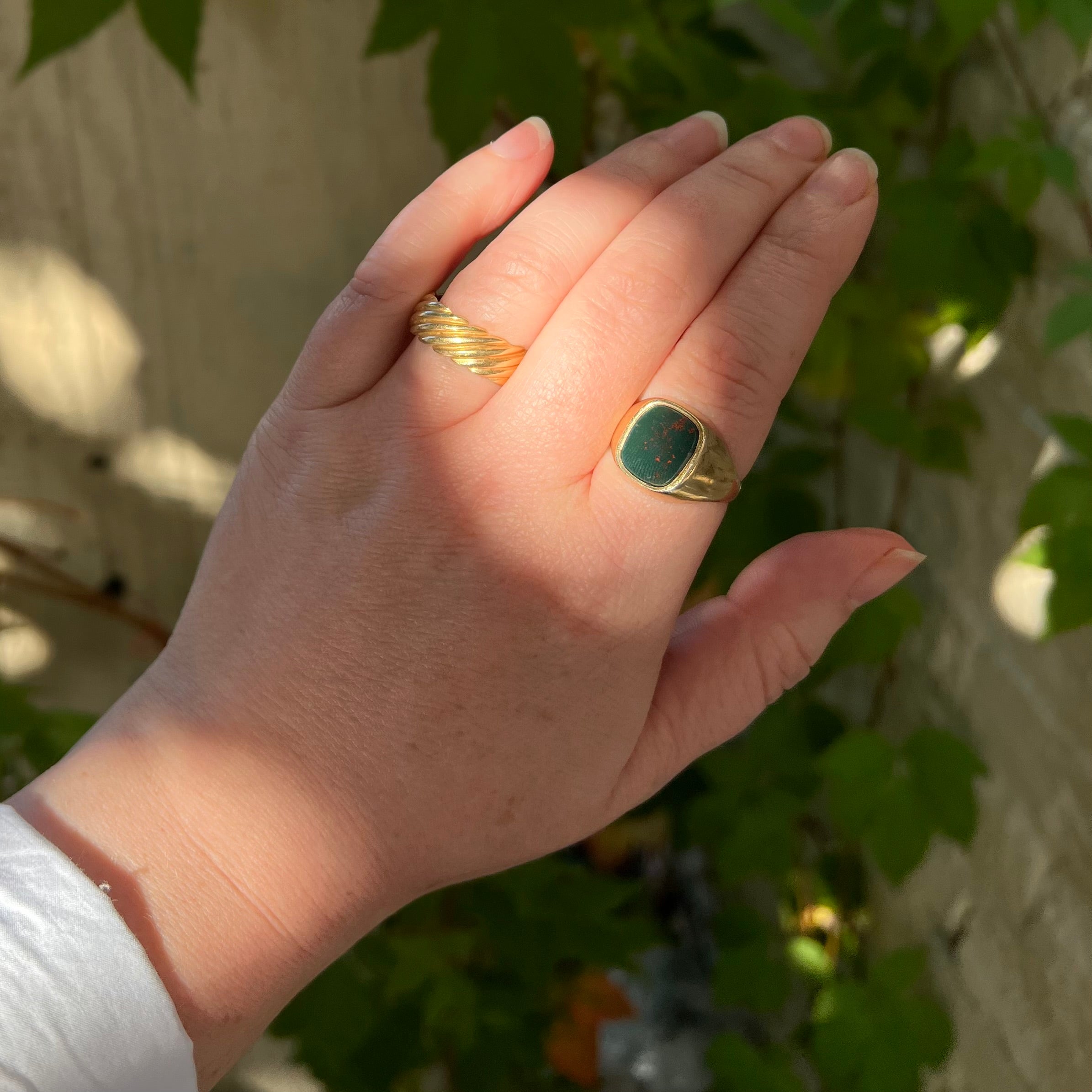 Vintage c.1977 English Bloodstone 9k Gold Signet Ring