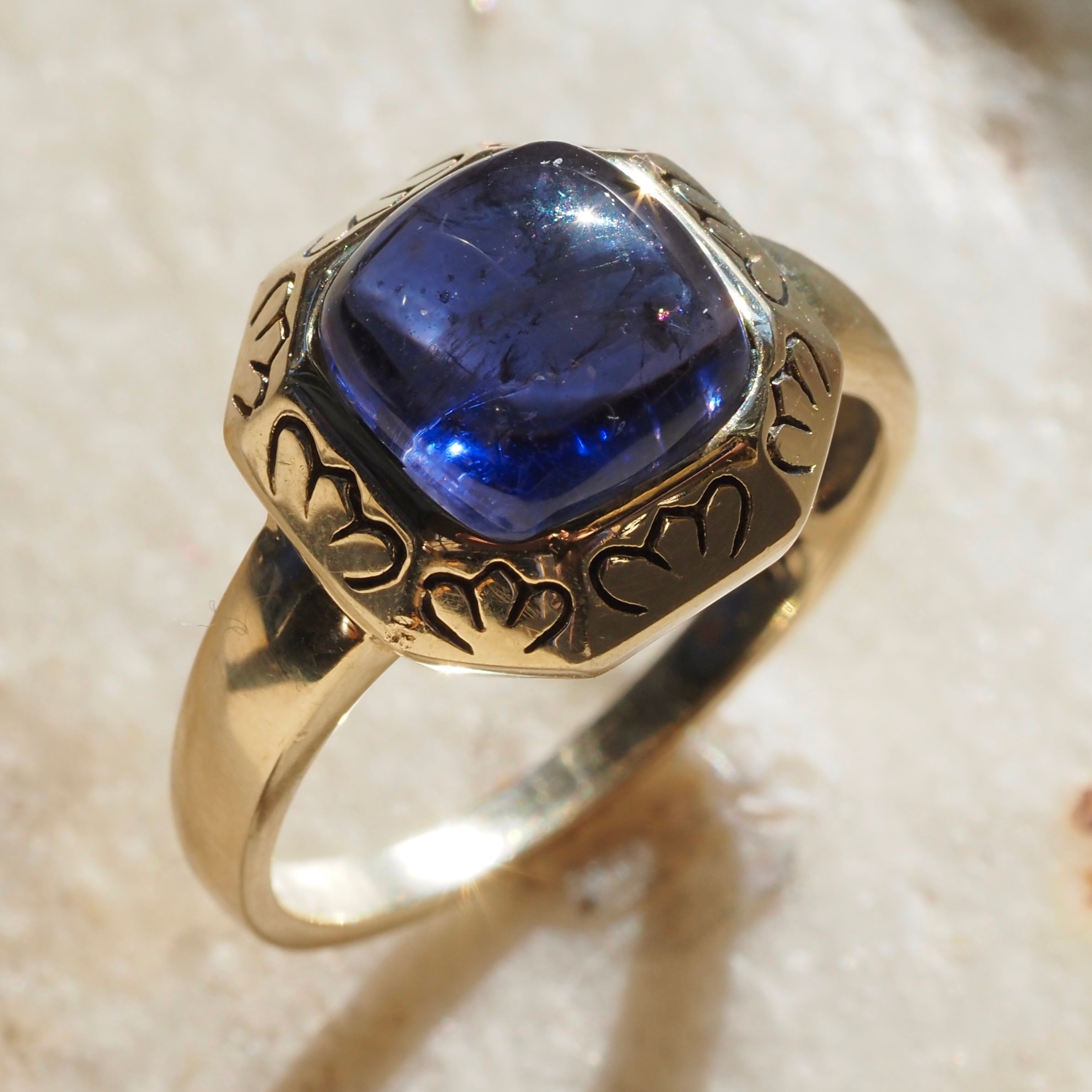 Vintage Iolite Cabochon 14k Gold Floral Ring