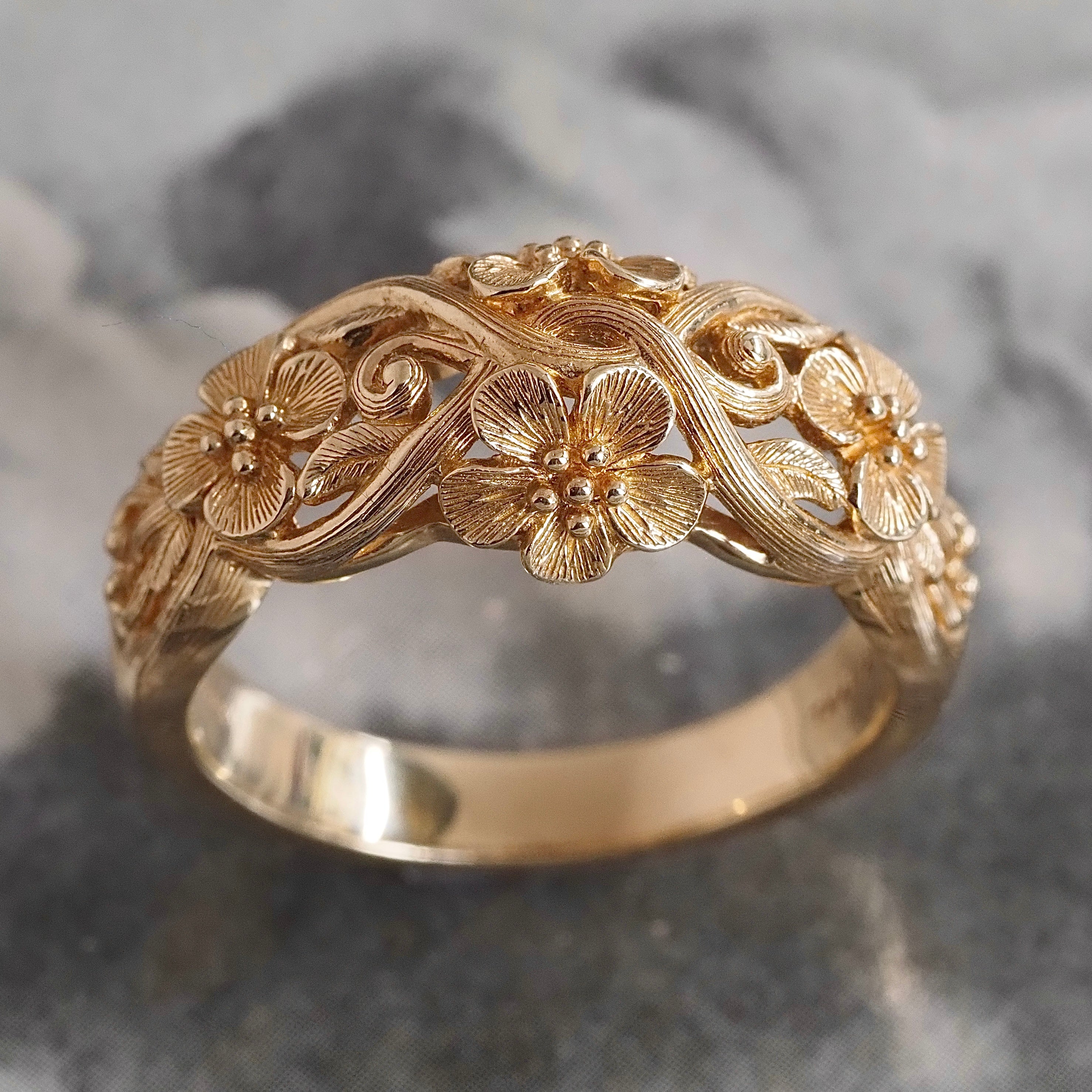 Vintage Floral Dome 14k Gold Band