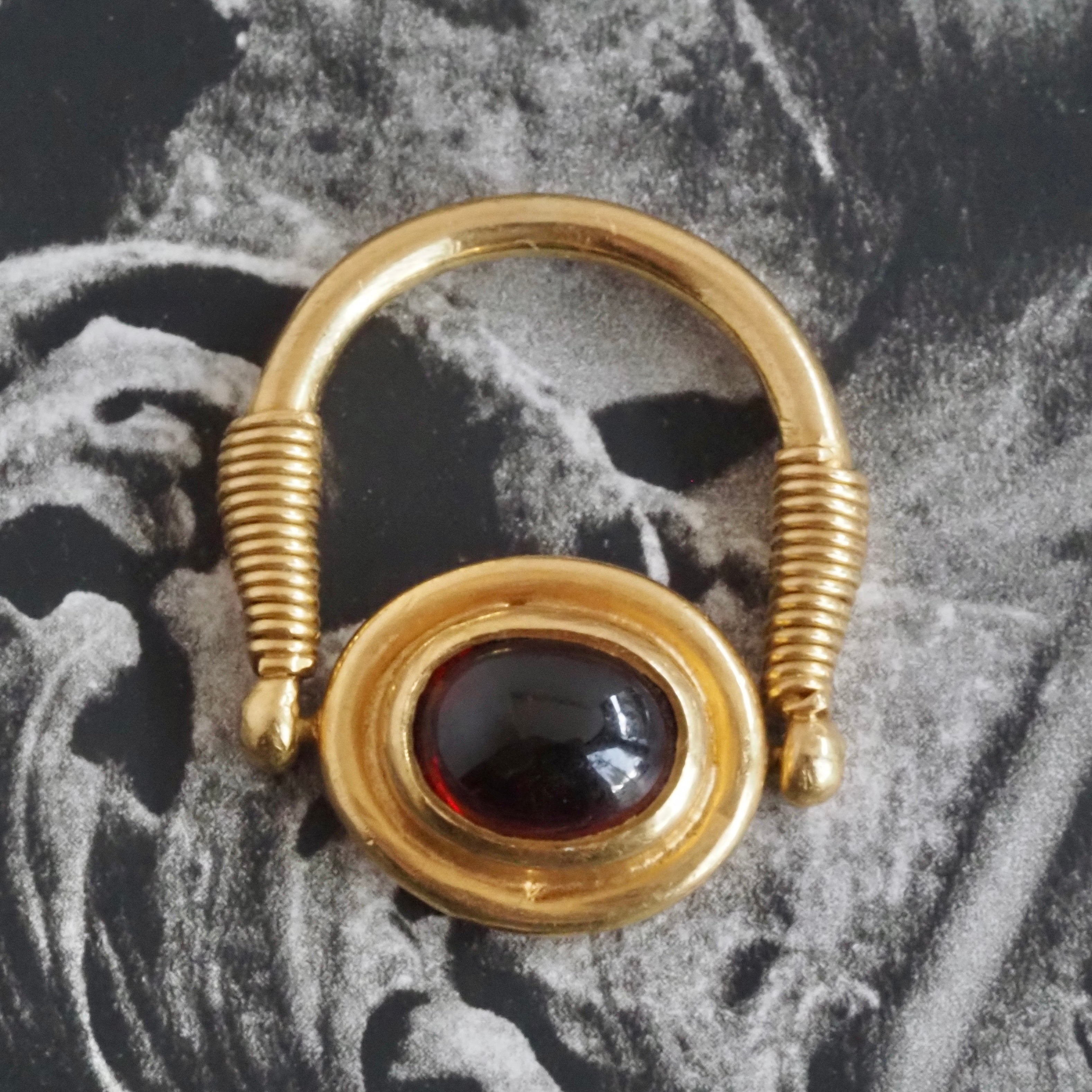 Vintage 22k Gold Ancient Egyptian Style Cabochon Garnet Swivel Ring