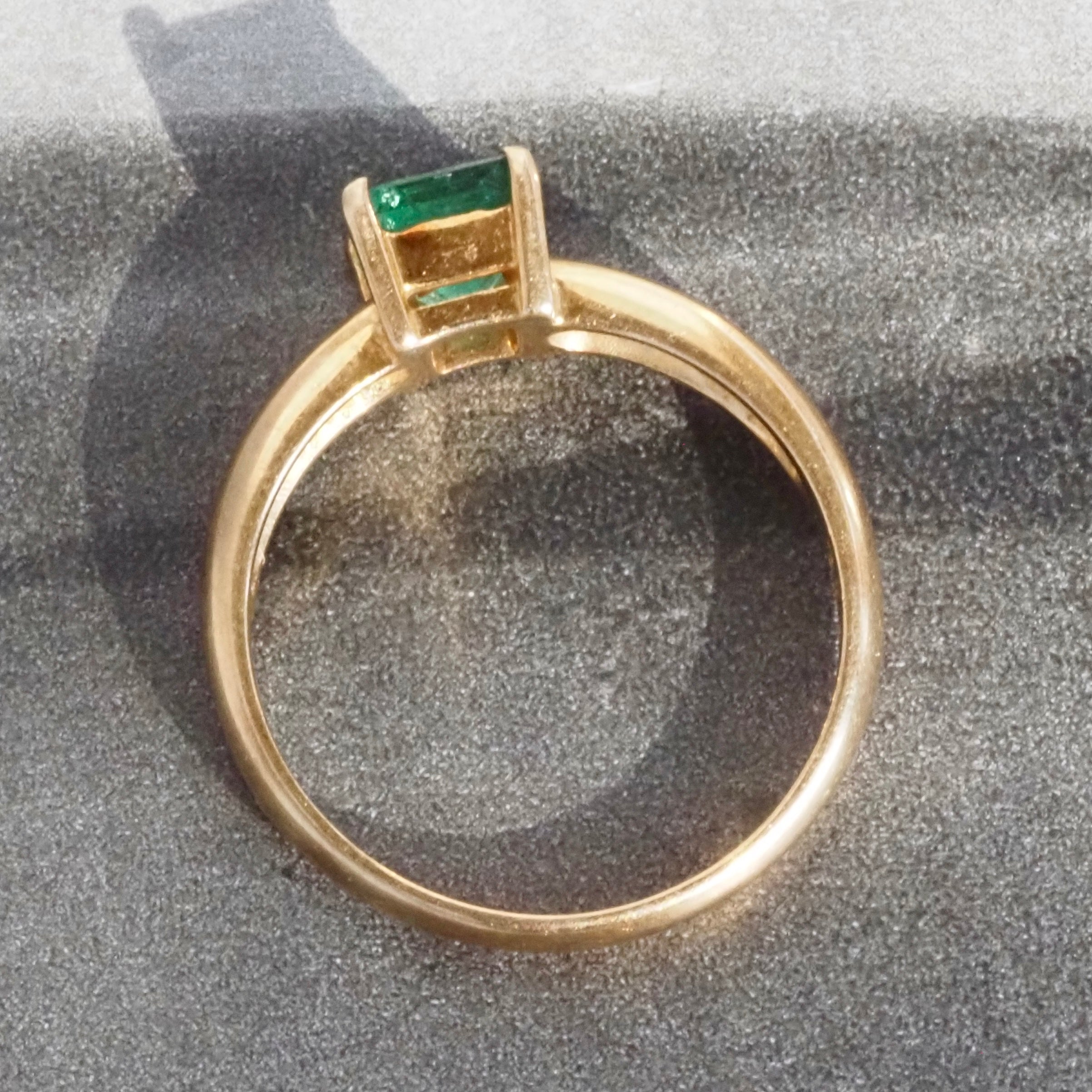 Vintage Emerald 18k Gold Solitaire Ring