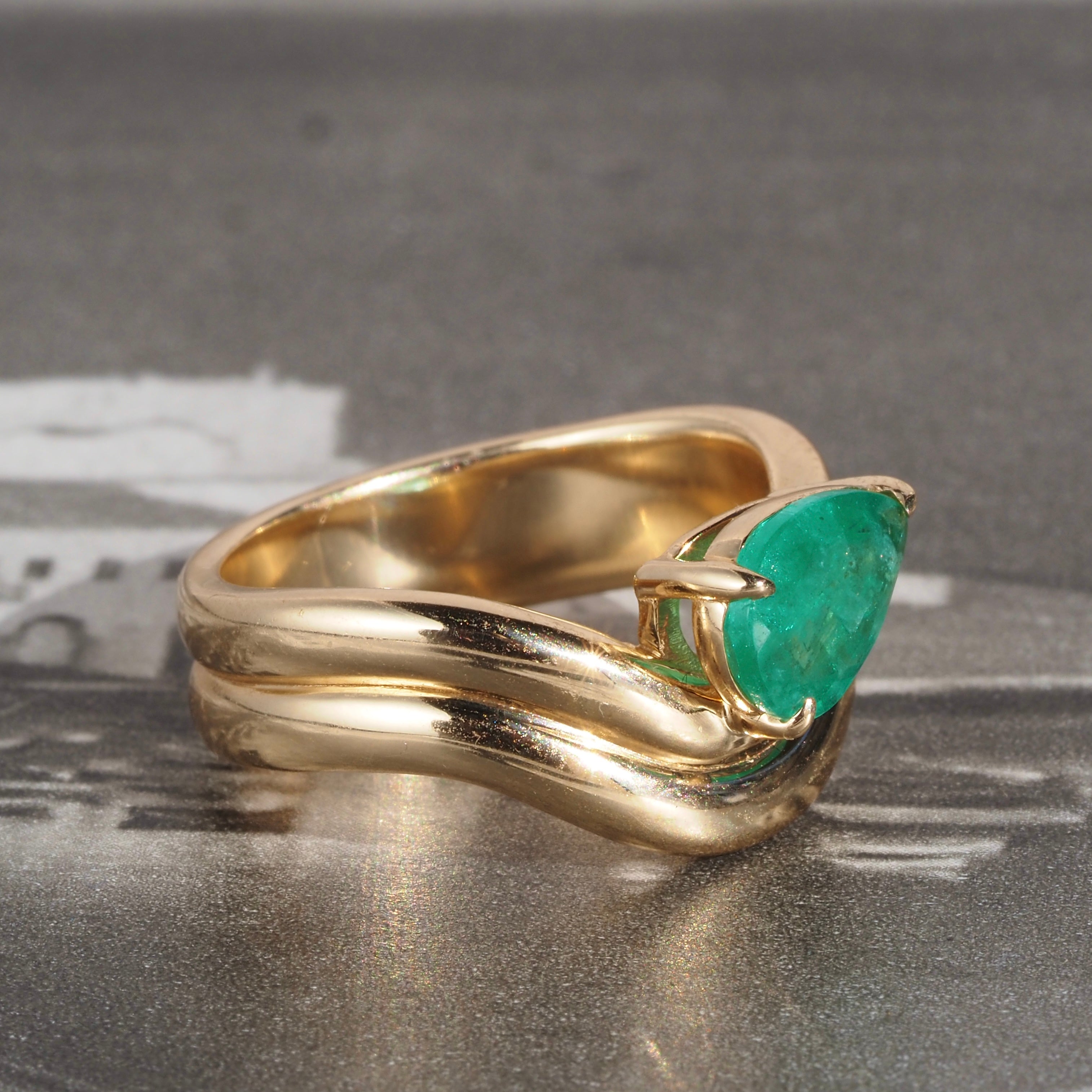 Vintage Modernist Style Pear Cut Emerald 14k Gold Double Wave Ring